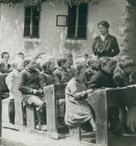 Учні українських шкіл на Волині у 1916 році. Ретрофото