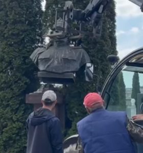 Росія погрожує криміналом за демонтаж пам’ятника в Рівному. Шакирзян іронізує