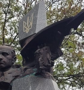 Клима Савура в бронзі “приймала” його зв’язкова: як 20 років тому в Рівному постав пам’ятник організатору УПА на Волині