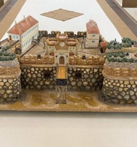 Дубенський замок в мініатюрі: музею на Рівненщині подарували мінікопію з мушель