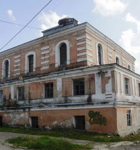 На Рівненщині ремонтують дах однієї з найдавніших і найбільших синагог на заході України