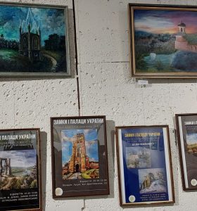 Замки і палаци України ожили в картинах рівненських художниць