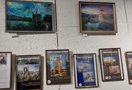 Замки і палаци України ожили в картинах рівненських художниць