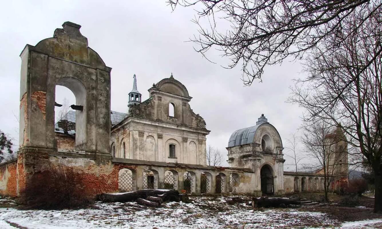 Остання варта Вишневецьких, або Чому зникає костел у Білому Камені?