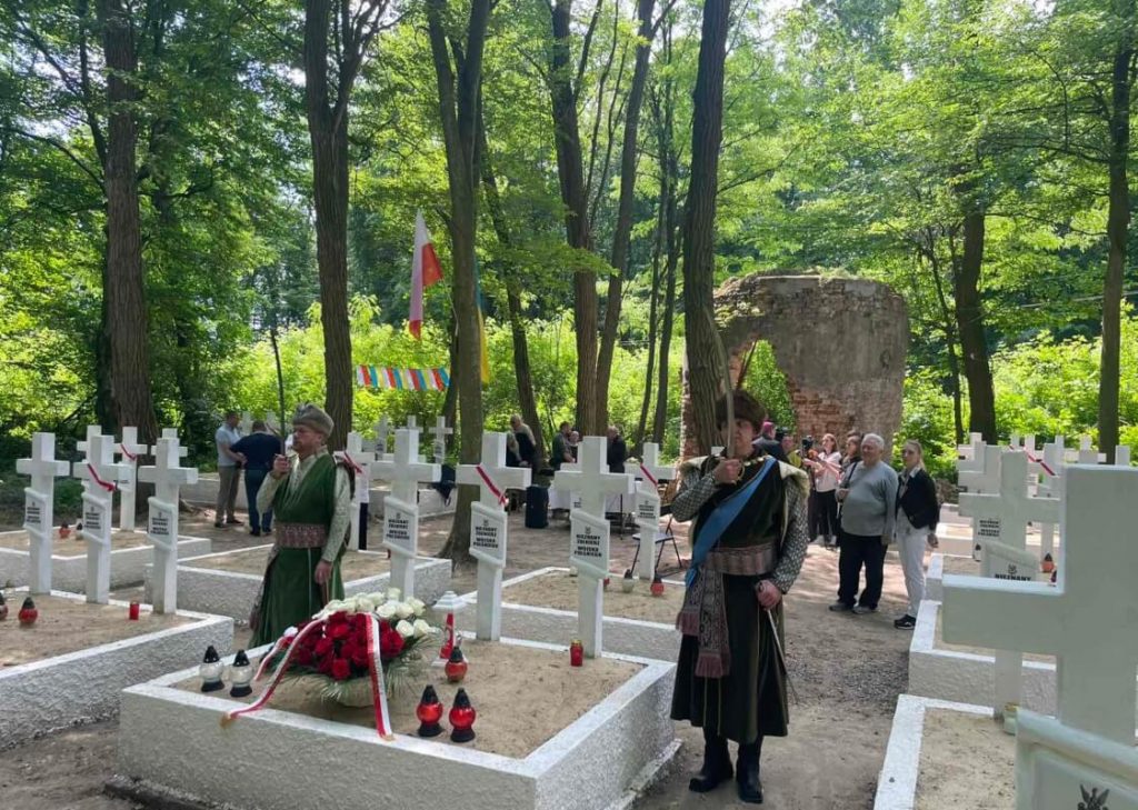 У Клевані відновили місце поховання польських вояків