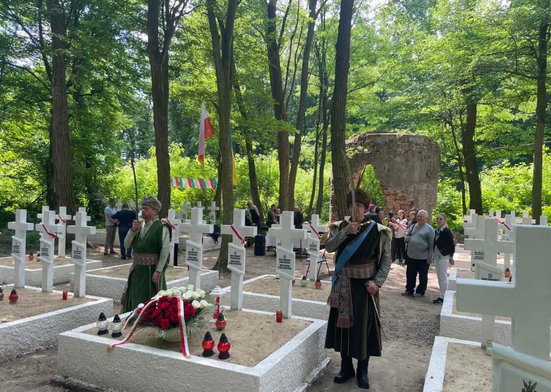У Клевані відновили місце поховання польських вояків