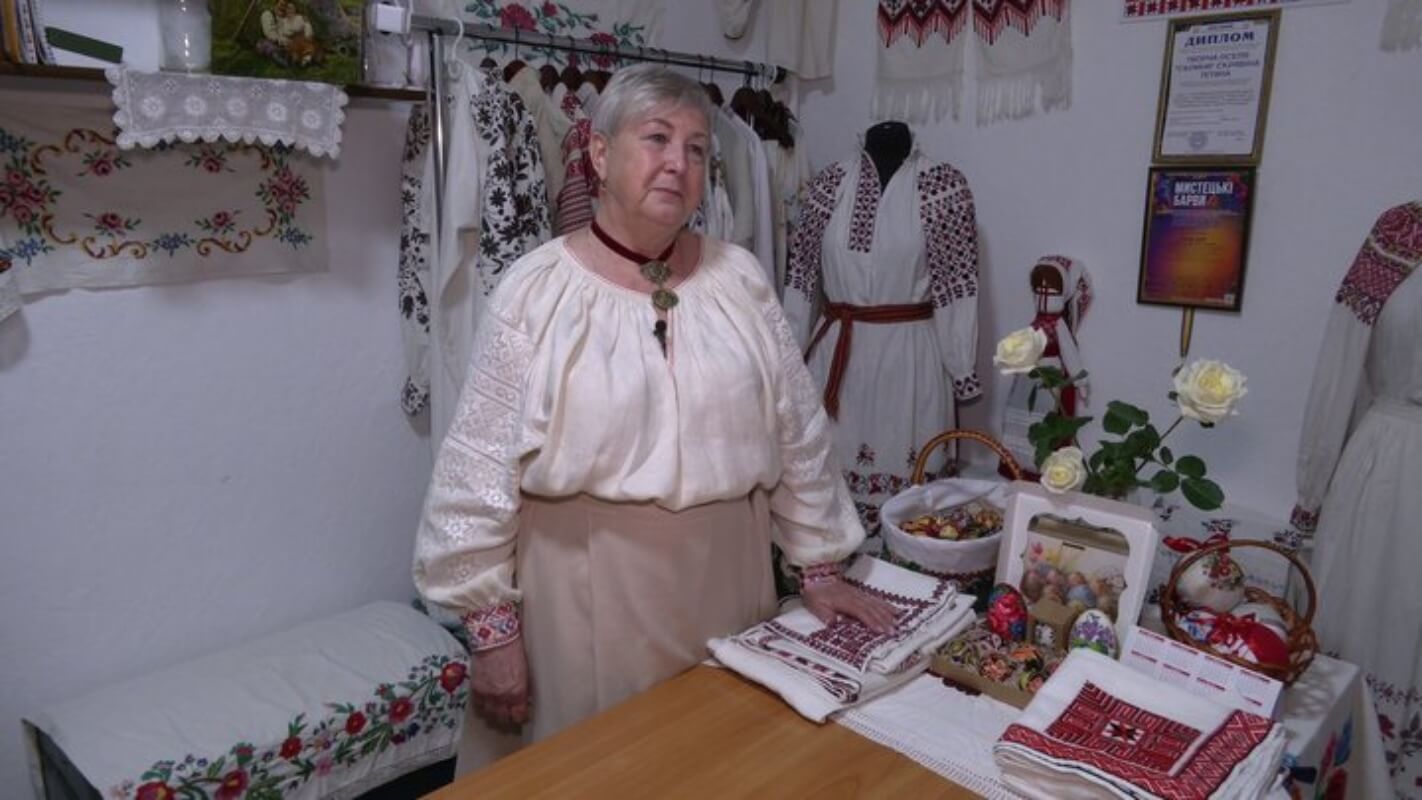 “Таких хусток більше немає”: про історію та особливість Гощанської хустки розповіла майстриня з Рівненщини